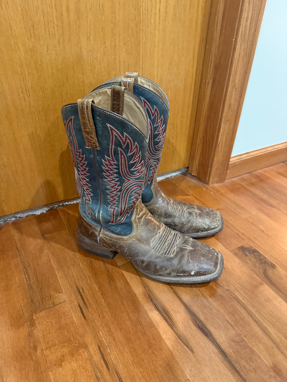 Ariat Western Cowboy Boots Distressed Leather Blue Red Stitching - Used